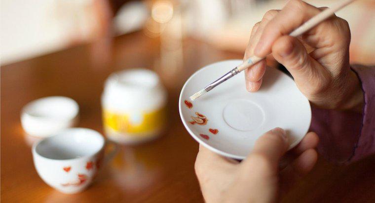 Comment faire des assiettes en céramique peintes à la main ?