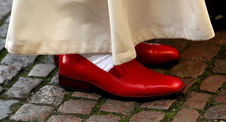 De quelle couleur sont les chaussures du pape ?