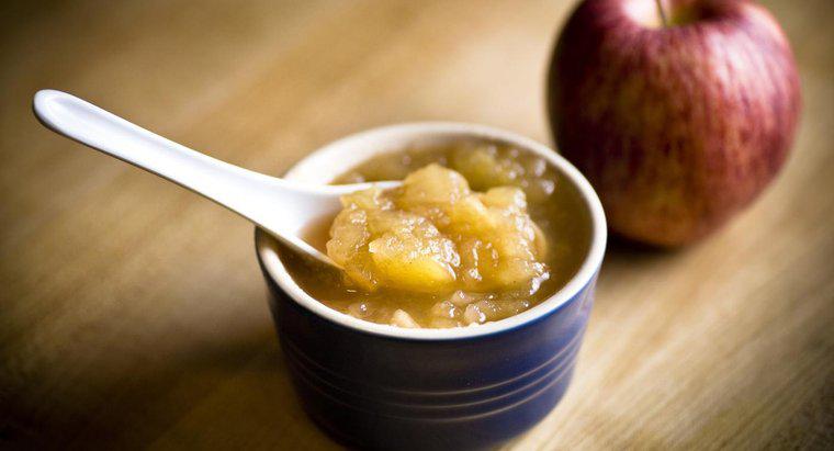 La compote de pommes peut-elle remplacer l'huile dans un mélange à gâteau ?