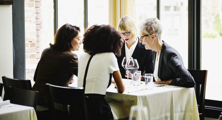 Que portent les femmes à un dîner d'affaires ?