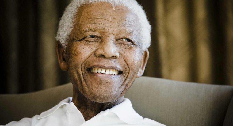 Qui était Nelson Mandela et qu'a-t-il fait ?