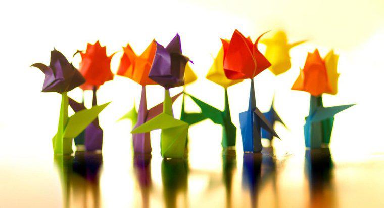 Comment plier une simple fleur en origami ?