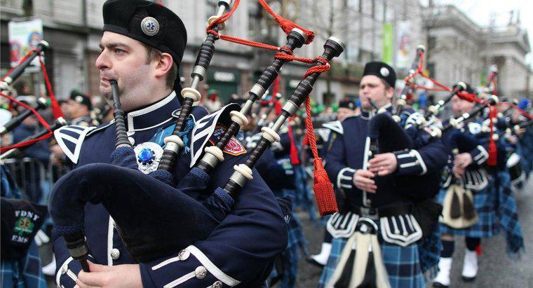 D'où vient la tradition de jouer de la cornemuse lors des funérailles des policiers et des pompiers ?