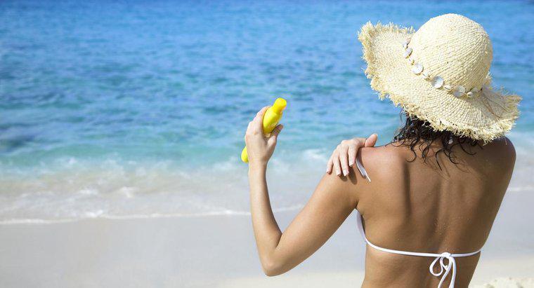 Pourquoi la dibenzalacétone est-elle utilisée dans la crème solaire ?