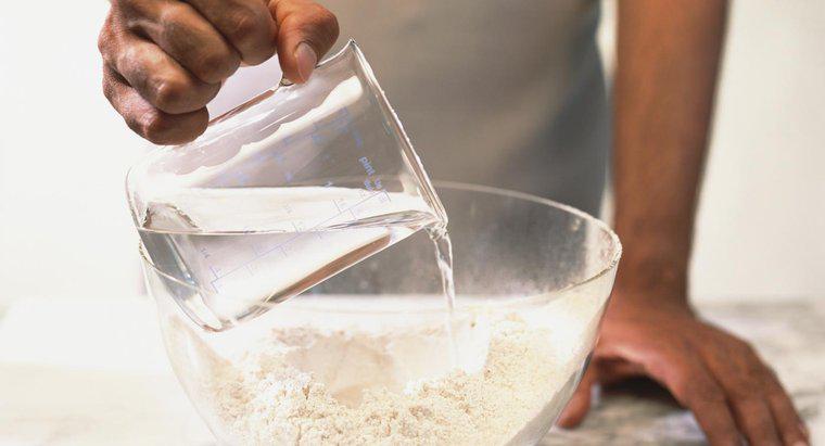 La farine se dissout-elle dans l'eau ?