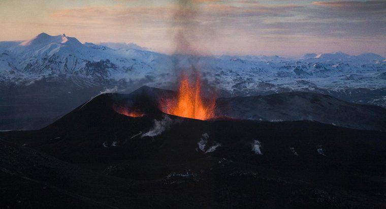 Comment se forment les montagnes volcaniques ?