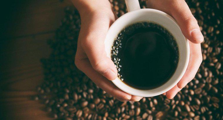 La caféine est-elle classée comme stimulant, dépresseur ou hallucinogène ?