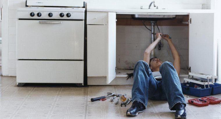 Comment réparer un tuyau qui fuit sous votre évier de cuisine ?