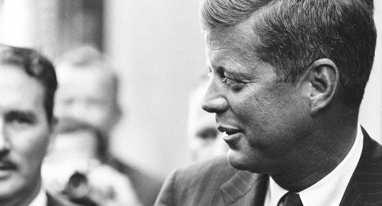 Qui s'est présenté contre Kennedy aux élections de 1960 ?