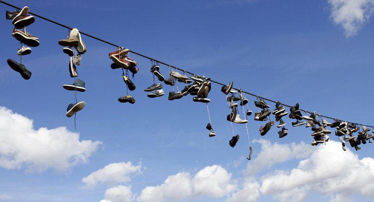 Que signifient les chaussures suspendues aux lignes électriques ?