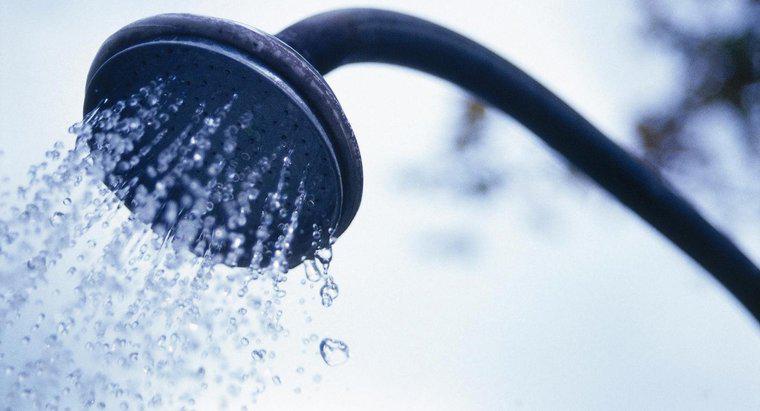Quel est le débit d'une douche typique ?