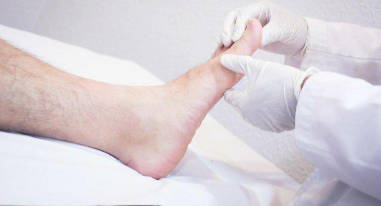 Quels sont les risques pour la santé impliqués dans les pieds enflés?