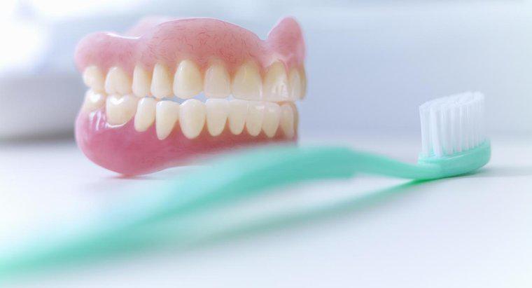 Comment blanchir les prothèses dentaires en porcelaine ?