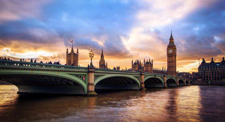 Quel est le nom de la rivière qui traverse Londres ?