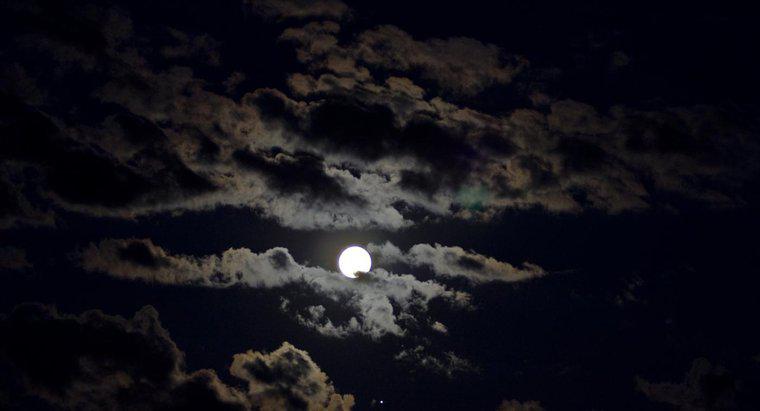 Quelle est la différence entre une nouvelle lune vs. une pleine lune ?