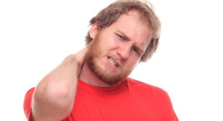 Quels sont les principaux symptômes d'un disque bombé dans le cou ?