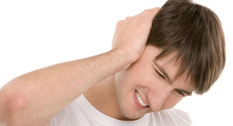 Quelles sont les causes de l'enflure du cou et des douleurs aux oreilles ?