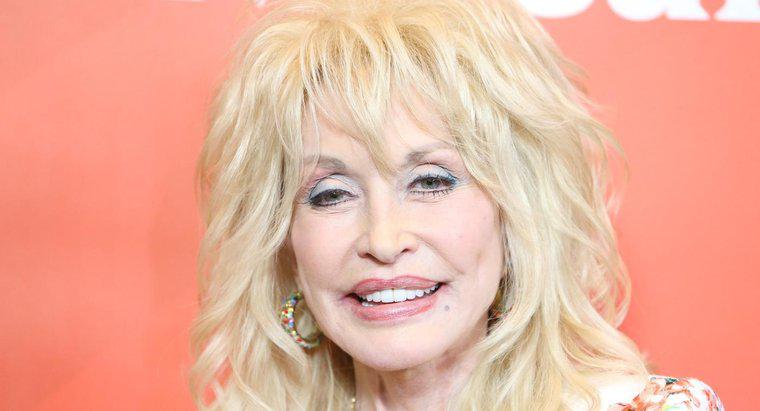 Comment quelqu'un contacte-t-il Dolly Parton ?
