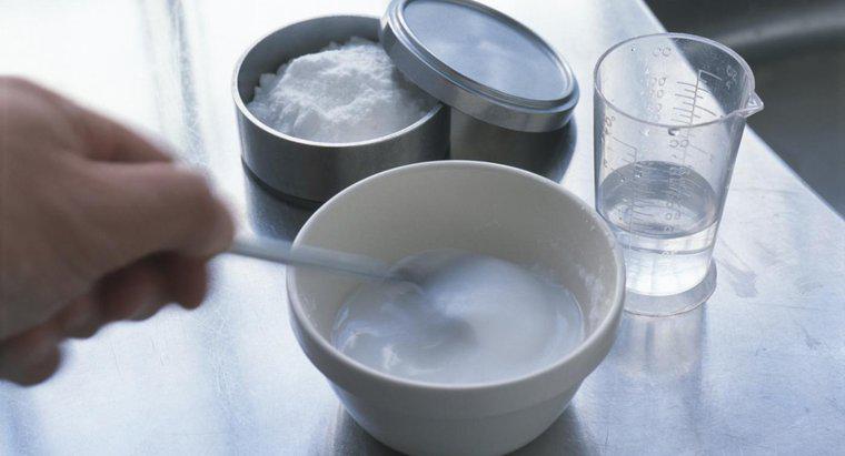 Lequel se dissout le mieux dans l'eau, le sel ou le bicarbonate de soude ?
