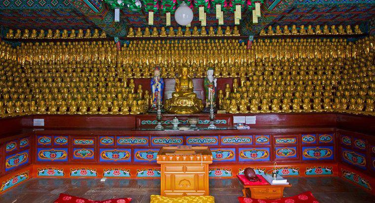 À quoi cela ressemble-t-il à l'intérieur d'un temple bouddhiste ?