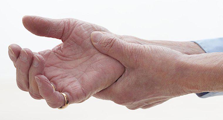 Quelles sont les causes des crampes aux mains et des spasmes ?
