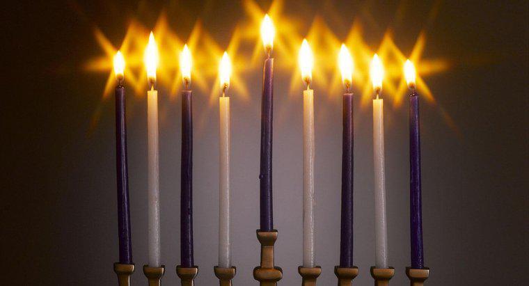 Que représentent les bougies de la menorah ?