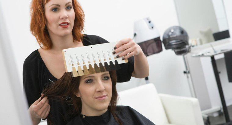 Combien ça coûte de se teindre les cheveux dans un salon ?