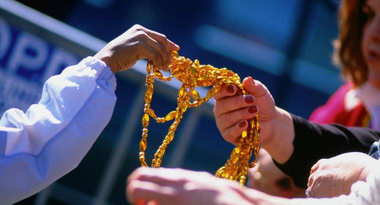 Pourquoi les gens jettent-ils des perles pendant les défilés de Mardi Gras ?