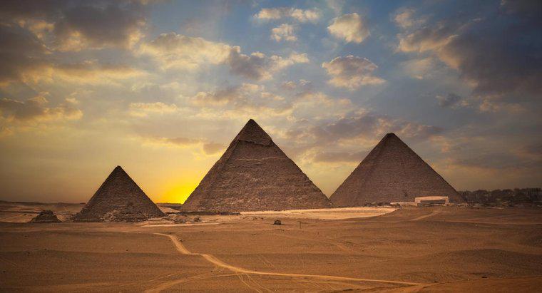 Dans quelle direction font face les pyramides ?