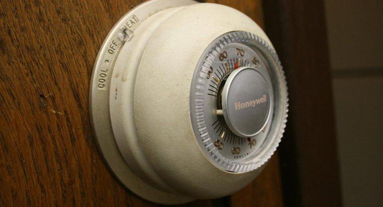 Quel réglage un thermostat domestique doit-il utiliser en été ?