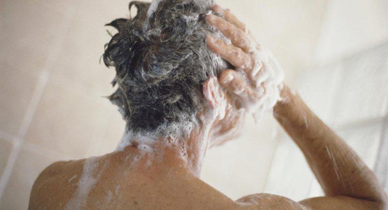 Quel type de shampooing aide à se débarrasser des boutons du cuir chevelu ?