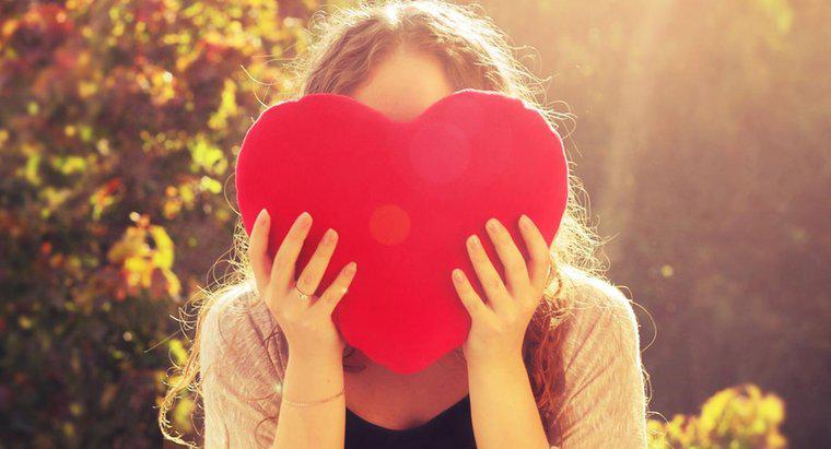 Quels sont les signes courants d'une crise cardiaque chez les femmes ?
