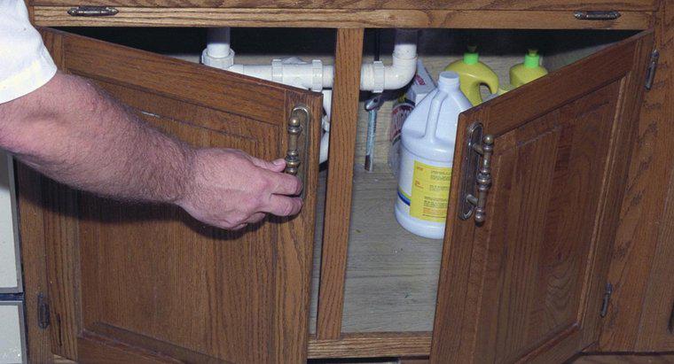Comment installer les charnières de porte d'armoire ?