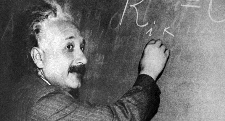 Einstein a-t-il aidé à inventer la bombe atomique ?