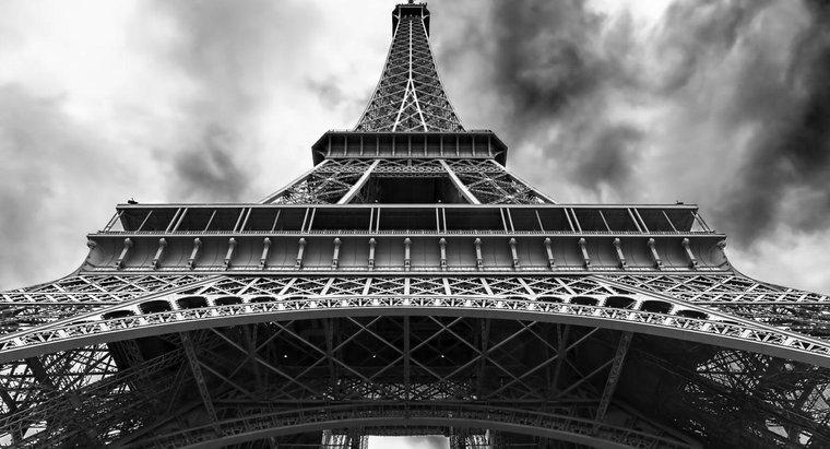 De quelle couleur la tour Eiffel a-t-elle été peinte à l'origine ?