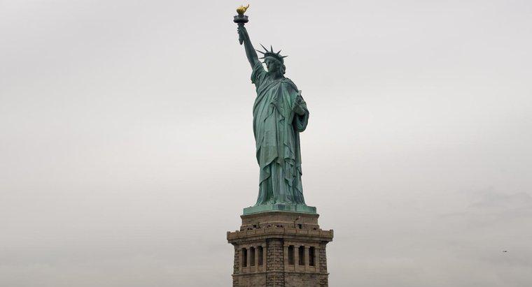 Qu'est-ce qui est écrit au bas de la Statue de la Liberté ?