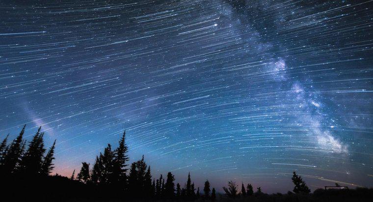 Pourquoi certaines étoiles semblent-elles plus brillantes que d'autres ?