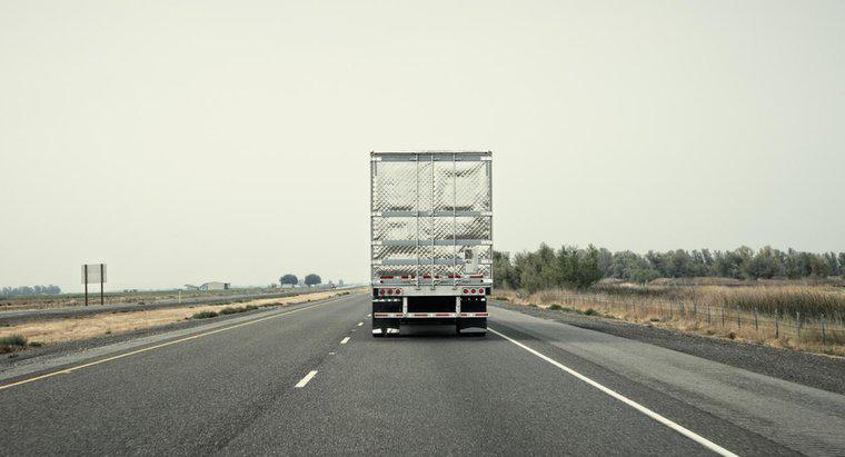Combien de kilomètres d'autoroutes interétatiques y a-t-il aux États-Unis ?