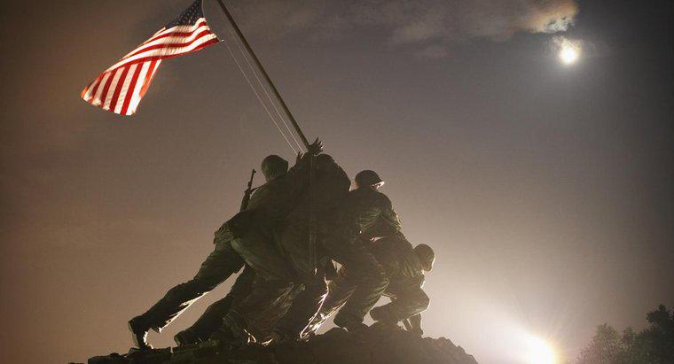 Combien de personnes sont mortes lors de la bataille d'Iwo Jima ?