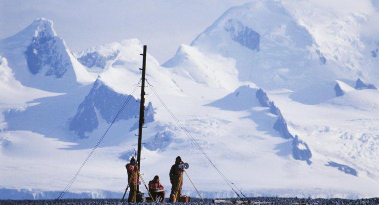 Quels types de choses les scientifiques étudient-ils en Antarctique ?
