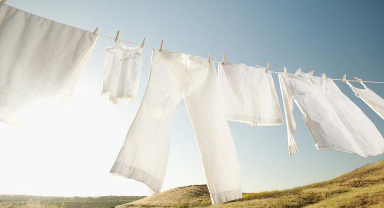 Les vêtements blancs doivent-ils être lavés à l'eau chaude ou froide ?