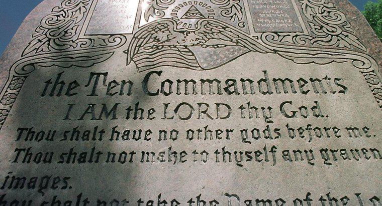 Pourquoi les 10 commandements sont-ils énumérés comme ils le sont ?
