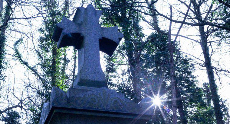 Pourquoi les pierres tombales des cimetières sont-elles orientées vers l'est ?