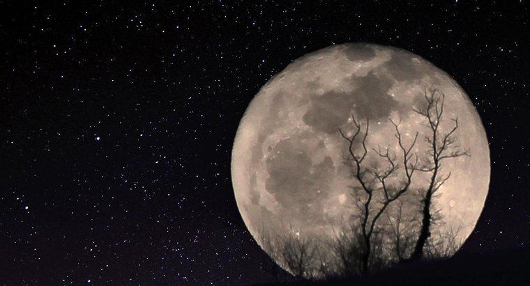 Pourquoi le même côté de la Lune fait-il toujours face à la Terre ?
