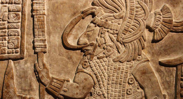 Comment le gouvernement a-t-il été mis en place dans l'empire aztèque ?