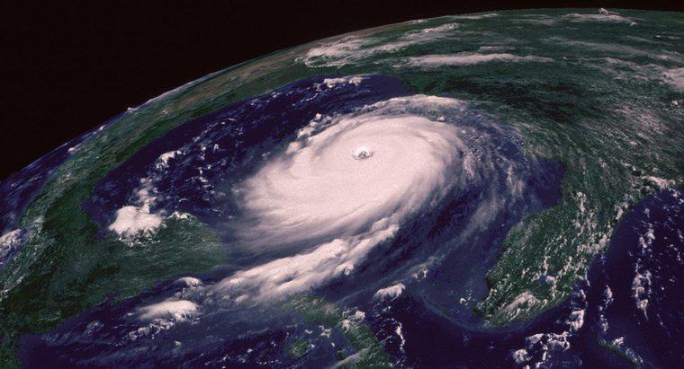 Comment les trajectoires des ouragans sont-elles projetées ?