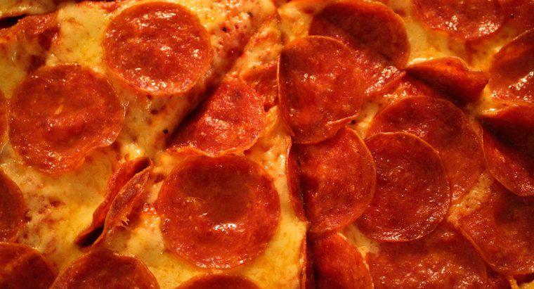 Combien de calories y a-t-il dans une tranche de pizza au pepperoni ?
