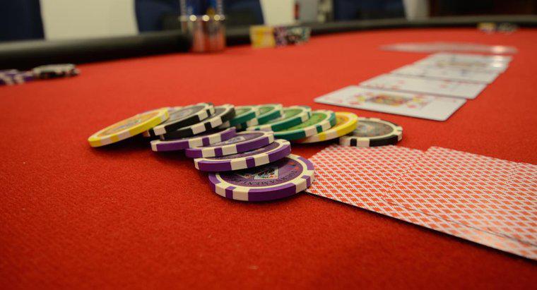 Distribuez-vous le poker à gauche ou à droite ?