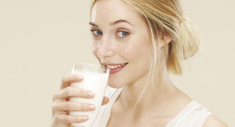 Un adulte peut-il boire trop de lait ?