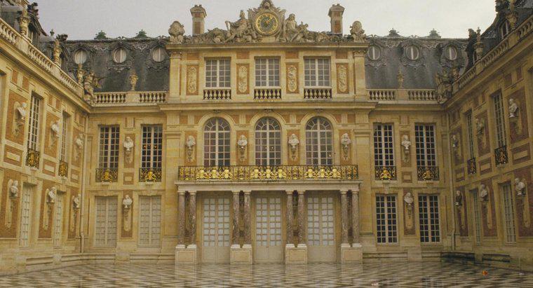 Combien a coûté la construction de Versailles ?